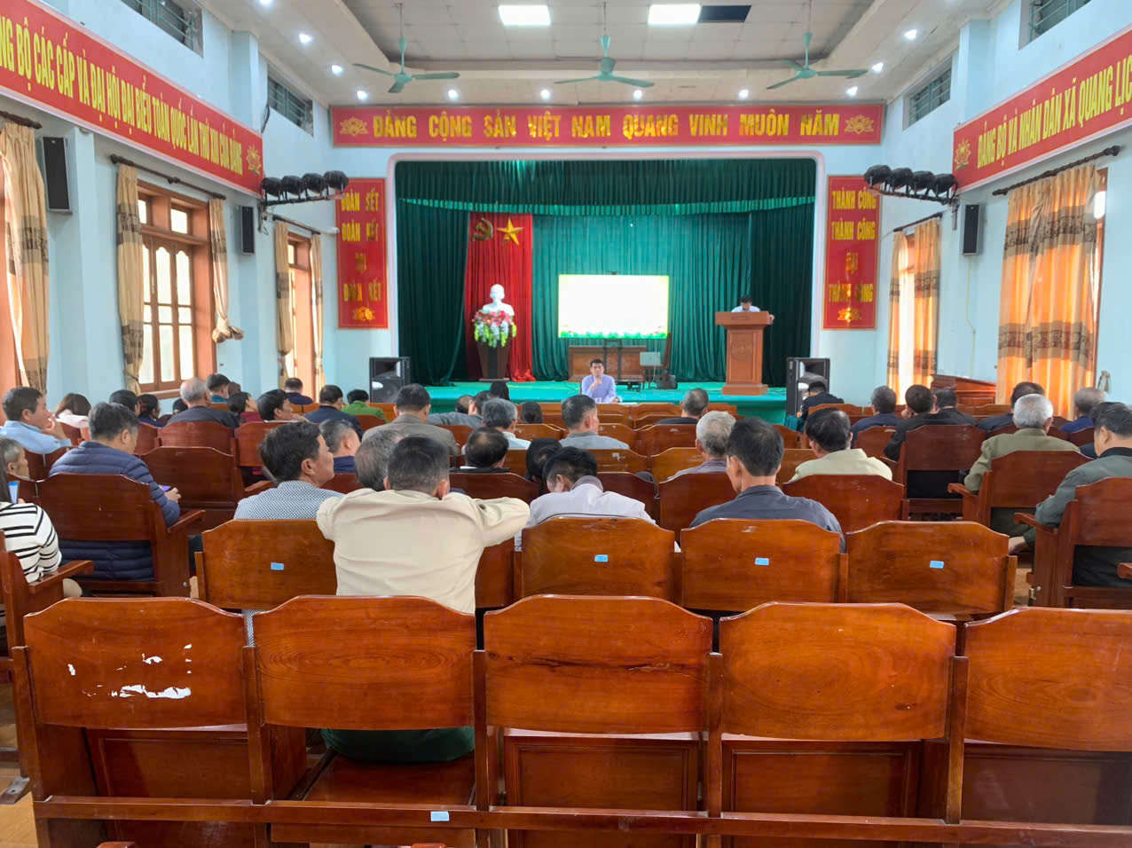 Giao ban của UBND xã với Bí thư Chi bộ, Trưởng, Phó thôn