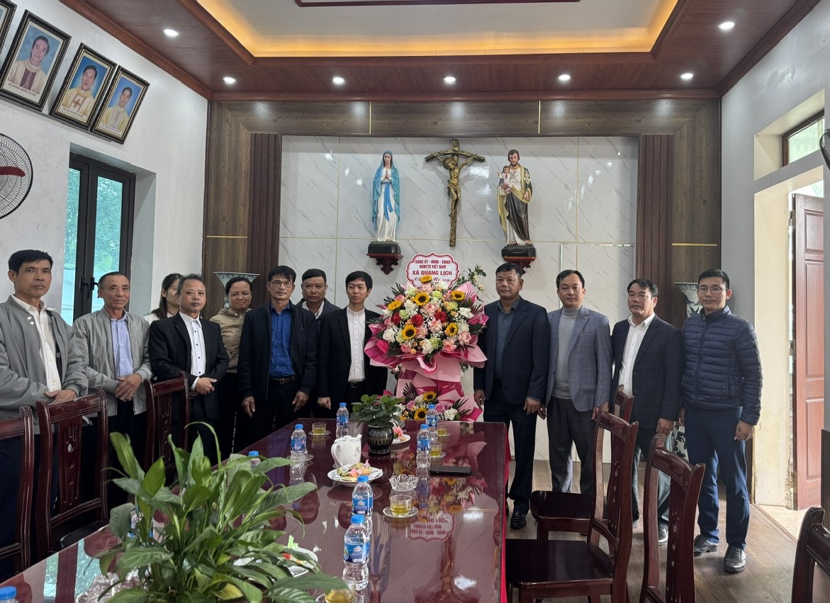 Các đồng chí lãnh đạo xã thăm, chúc mừng các cơ sở Tôn giáo nhân dịp Lễ Giáng sinh năm 2025