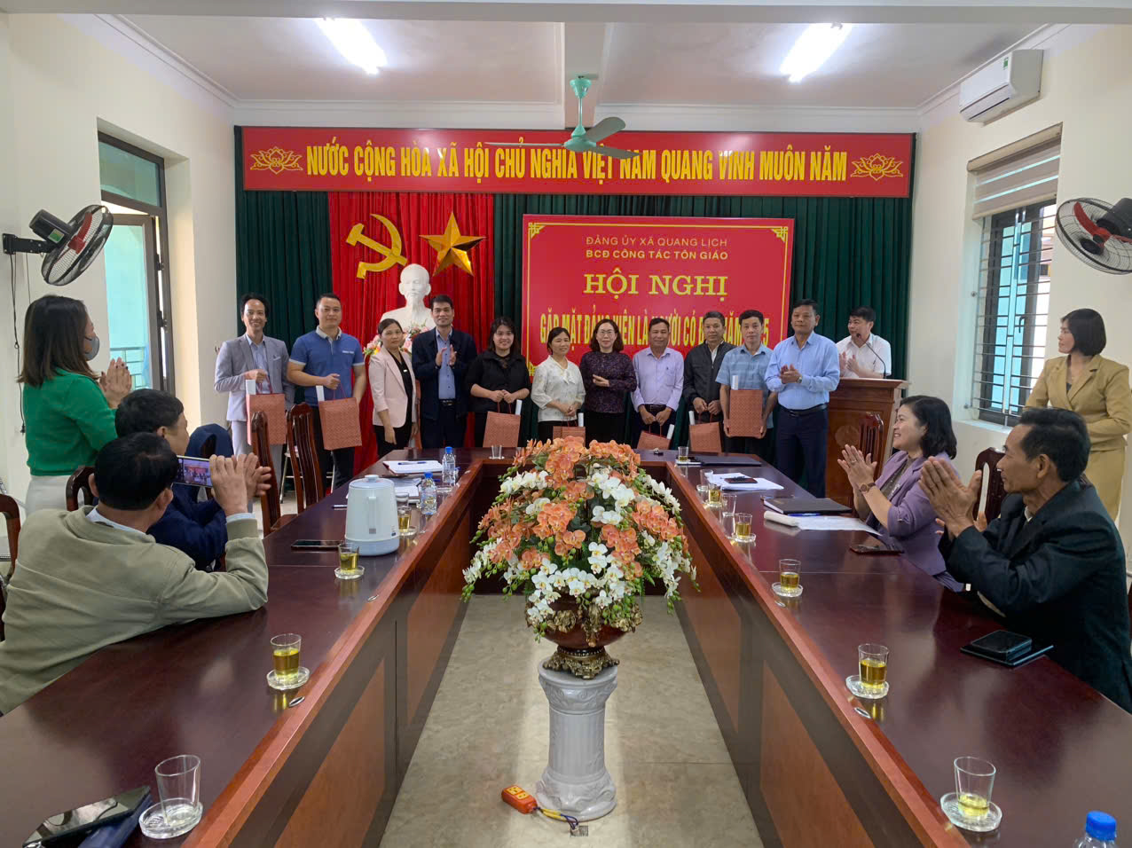 Đảng ủy xã gặp mặt đảng viên là người có đạo nhân dịp lễ Giáng sinh năm 2025