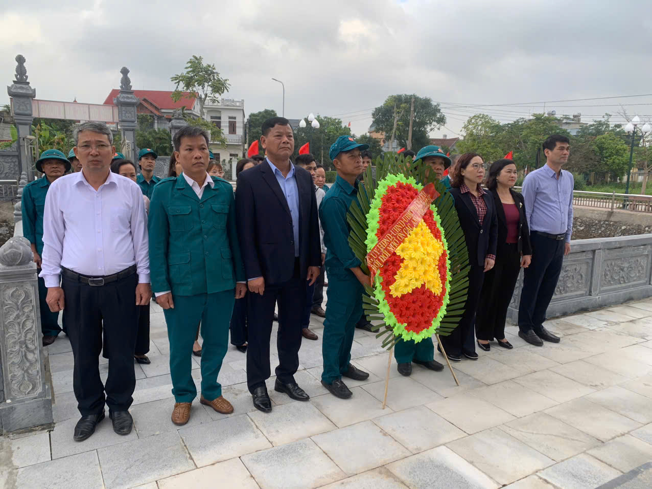 Các đồng chí lãnh đạo xã dâng hương tưởng niệm tại Đài tưởng niệm các anh hùng liệt sĩ xã