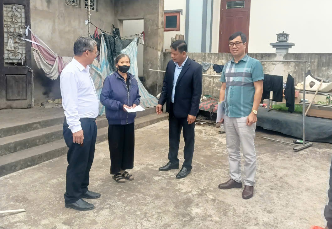 Các đồng chí lãnh đạo xã thăm, tặng quà các hộ gia đình giáo dân có hoàn cảnh khó khăn trên địa bàn xã