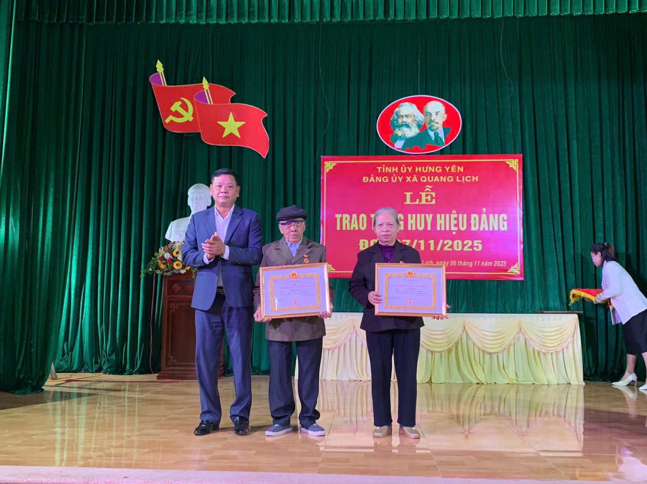 Đảng ủy xã Quang Lịch tổ chức trao Huy hiệu Đảng tặng các đảng viên cao tuổi Đảng đợt 7/11/2025
