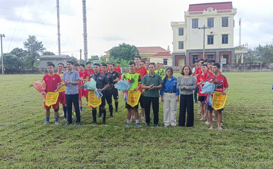 Đoàn TNCS Hồ Chí Minh xã tổ chức giao hữu bóng đá thanh niên năm 2025