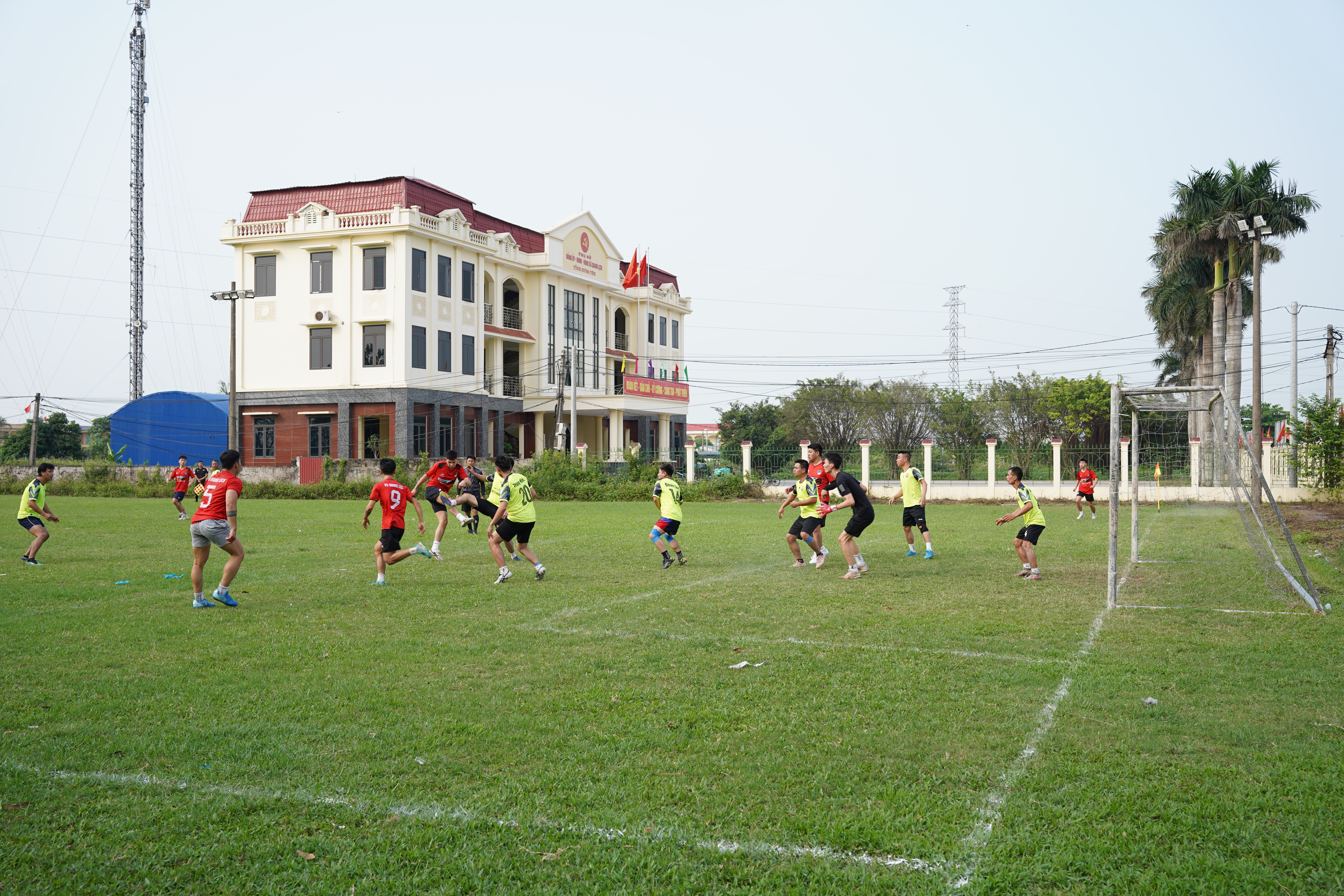 Các đồng chí lãnh đạo xã trao thưởng cho các tập thể đạt thành tích cao tại Đại hội Thể dục thể thao xã Quang Lịch lần thứ I năm 2026