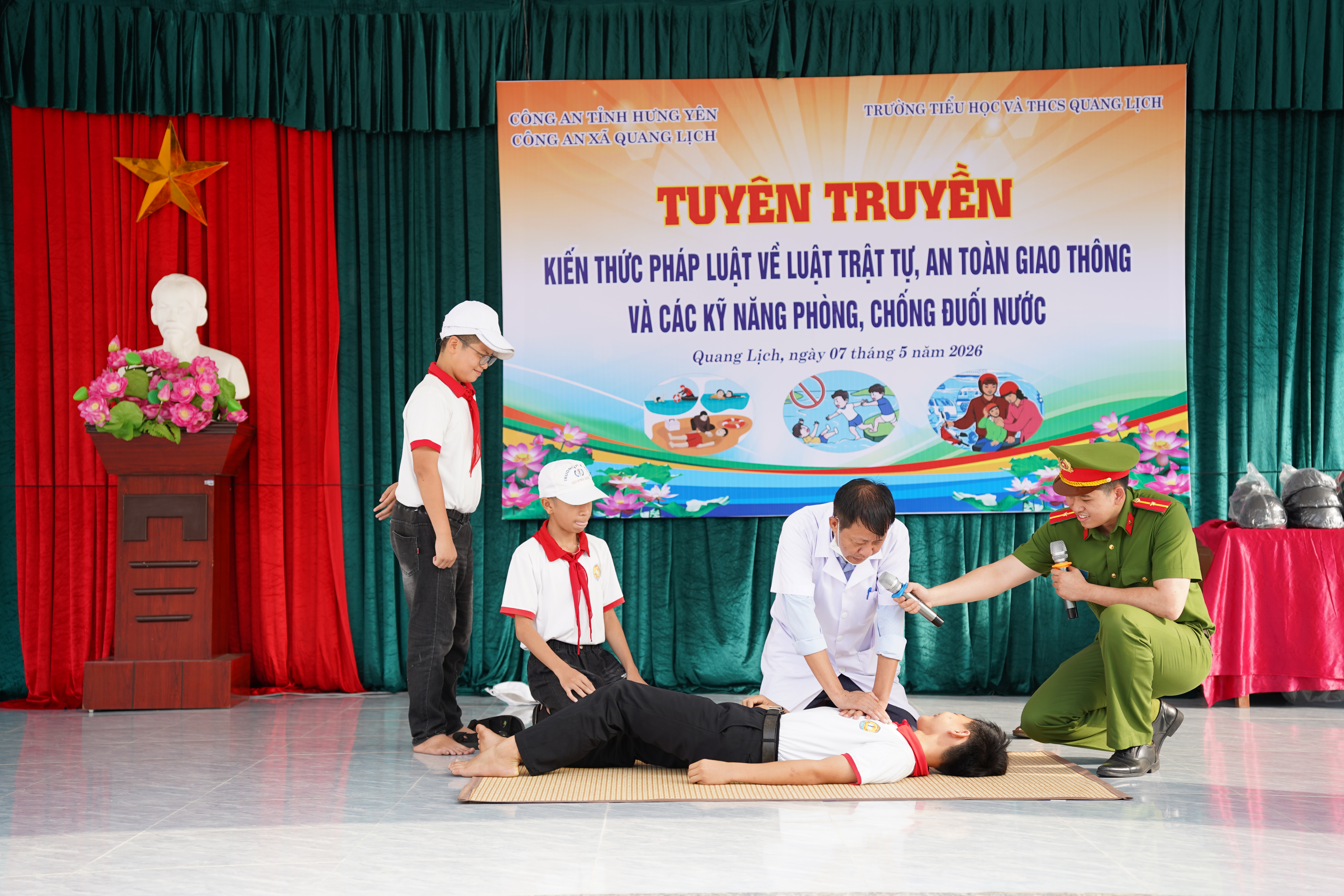 Công an xã tuyên truyền kỹ kiến thức pháp luật về trật tự an toàn giao thông và kỹ năng phòng, chống đuối nước tại Trường Tiểu học và THCS Quang Lịch