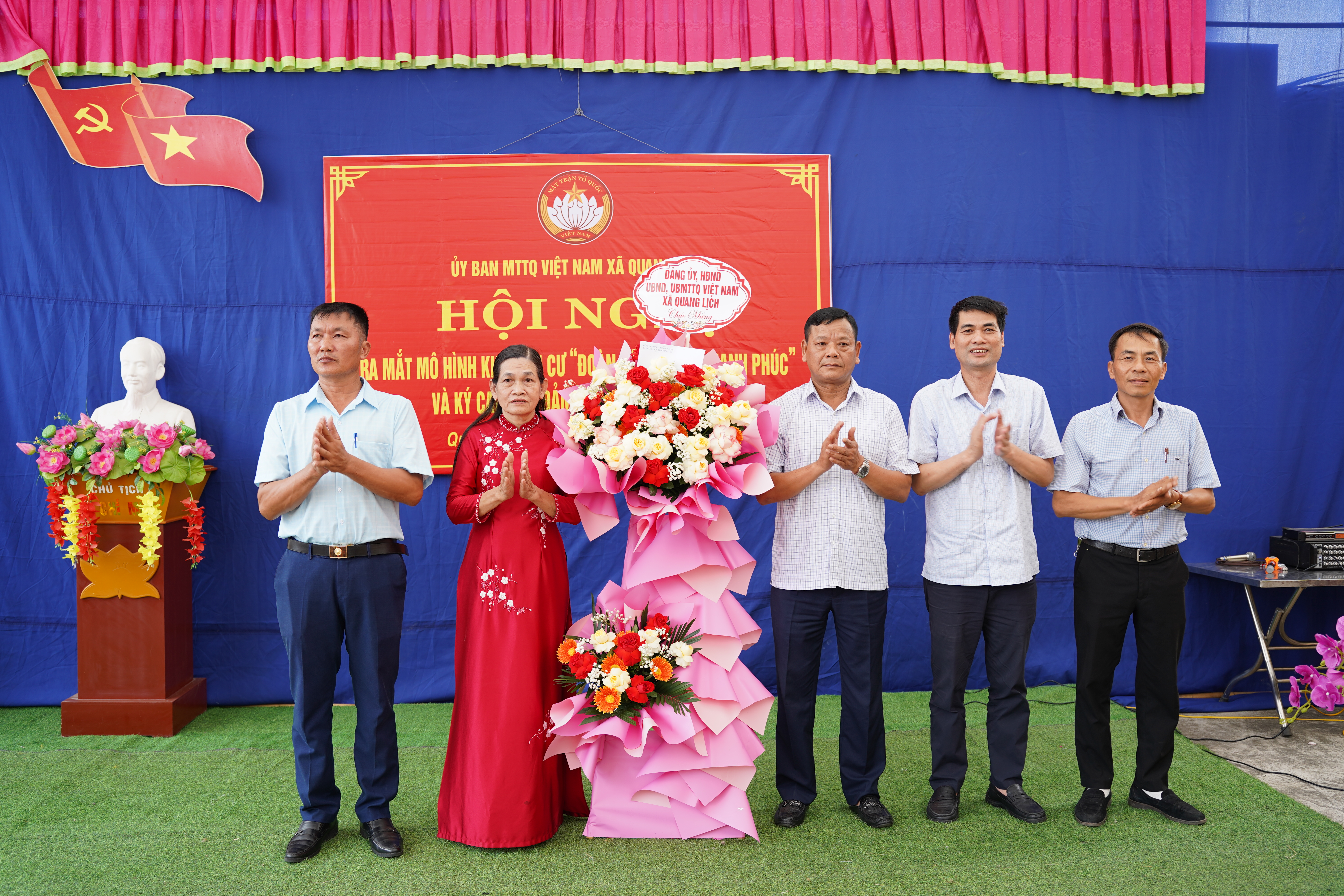 Ra mắt mô hình khu dân cư “Đoàn kết, ấm no, hạnh phúc”; đồng thời triển khai ký cam kết bảo đảm an ninh trật tự và bảo đảm vệ sinh môi trường tại thôn Sơn Cao
