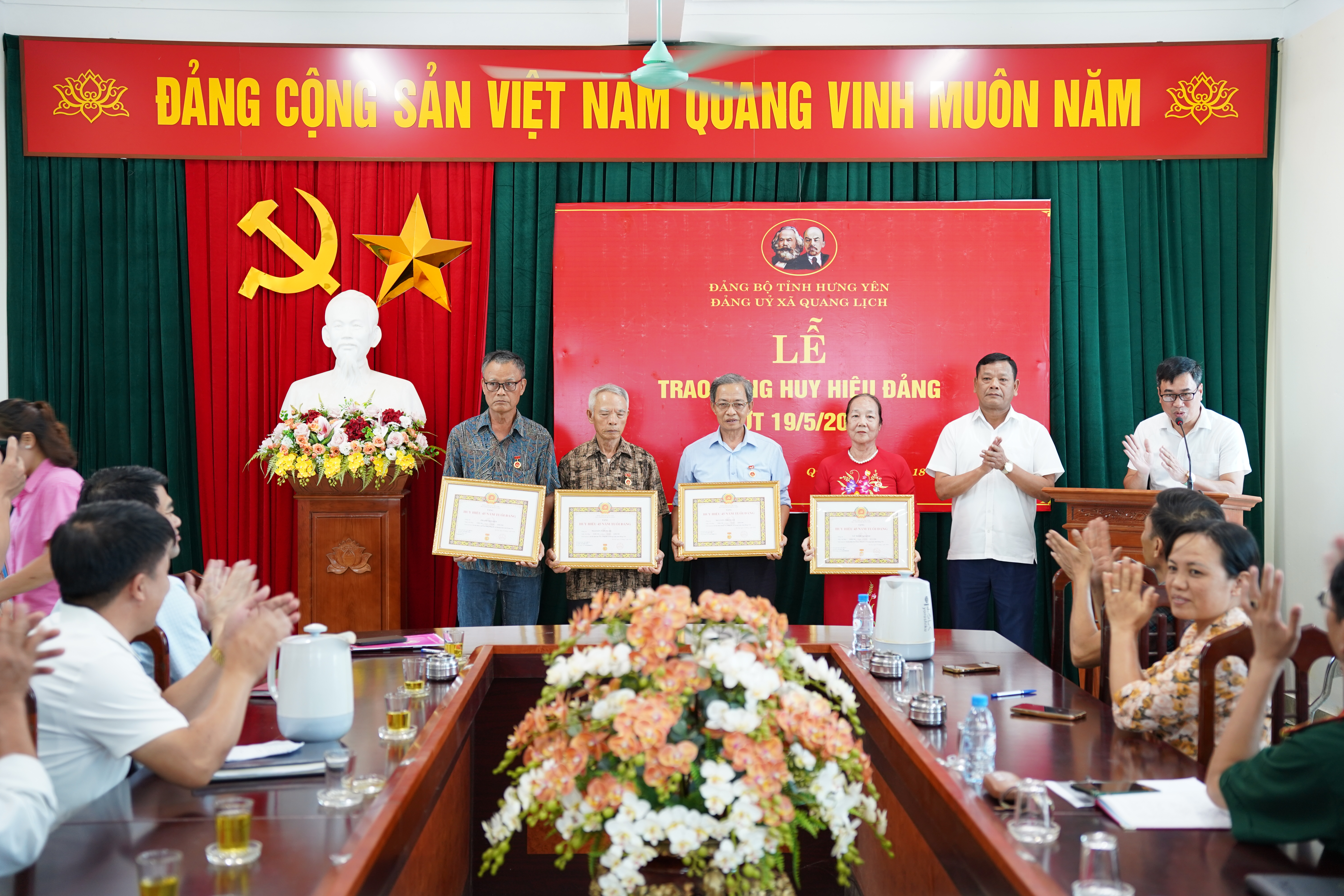 Trao tặng, truy tặng Huy hiệu Đảng cho 11 đảng viên đợt 19/5/2026