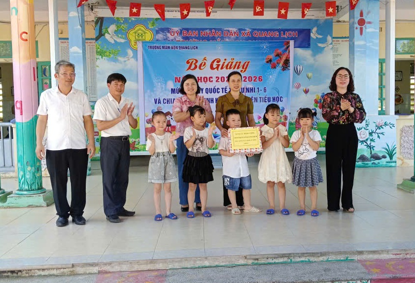 Các đồng chí lãnh đạo xã thăm, tặng quà thiếu nhi nhân dịp Ngày Quốc tế Thiếu nhi 1/6