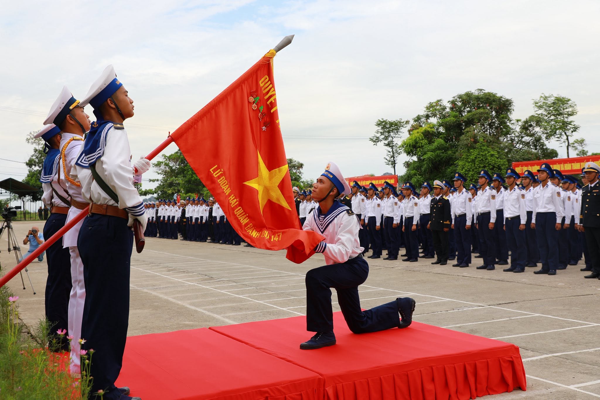 Các đồng chí lãnh đạo xã dự lễ tuyên thệ chiến sĩ mới và thăm, động viên, tặng quà các chiến sĩ mới là con em xã Quang Lịch tại Trung đoàn Bộ binh 244, Bộ Chỉ huy Quân sự tỉnh Quảng Ninh và tại Tiểu đoàn 471, Lữ đoàn 147, Vùng 1 Quân chủng Hải quân