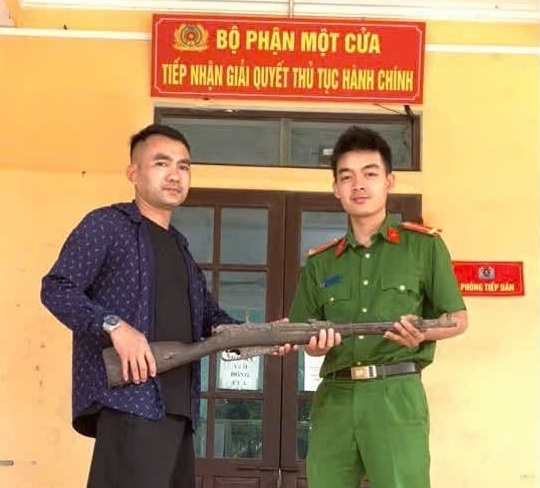 Công an xã Quang Lịch tuyên truyền, vận động người dân tự nguyện giao nộp vũ khí, vật liệu nổ, công cụ hỗ trợ