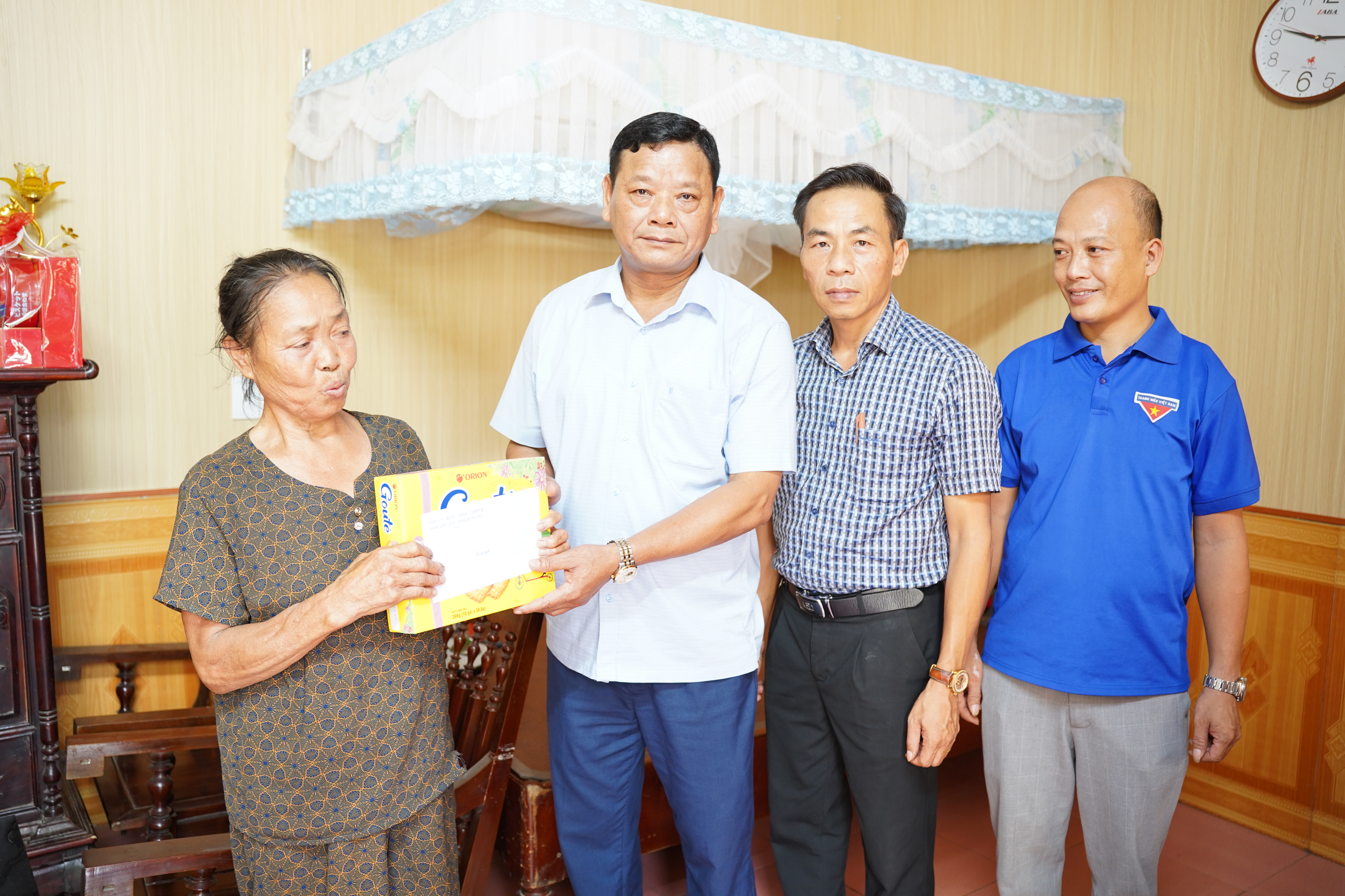 Các đồng chí lãnh đạo xã thăm, tặng quà các gia đình chính sách nhân dịp kỷ niệm 79 năm Ngày Thương binh - Liệt sĩ (27/7/1947 - 27/7/2026)