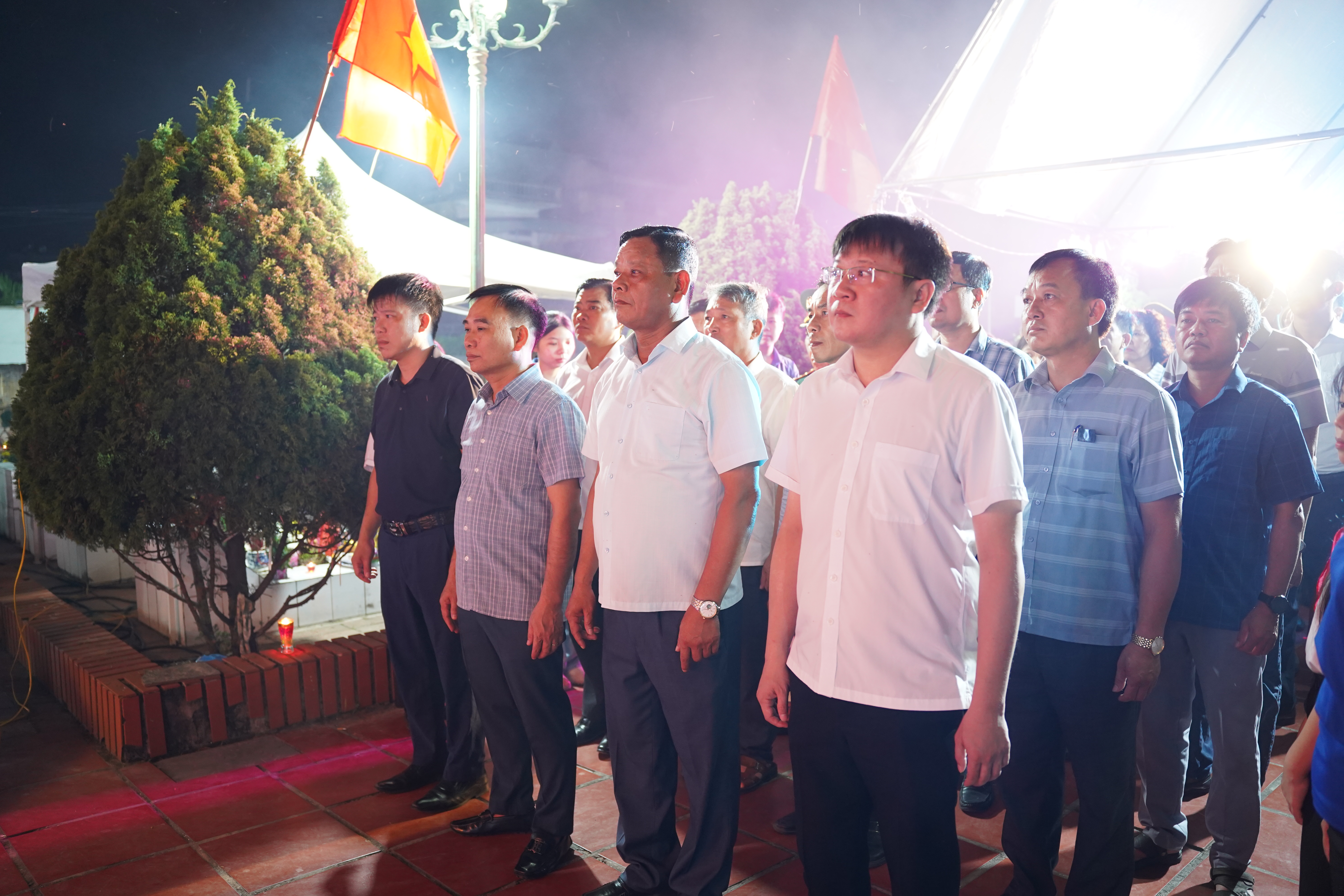 Các đồng chí lãnh đạo xã và đông đảo Nhân dân trên địa bàn xã dự thắp nến tri ân các anh hùng liệt sĩ tại các nghĩa trang Liệt sĩ trên địa bàn xã
