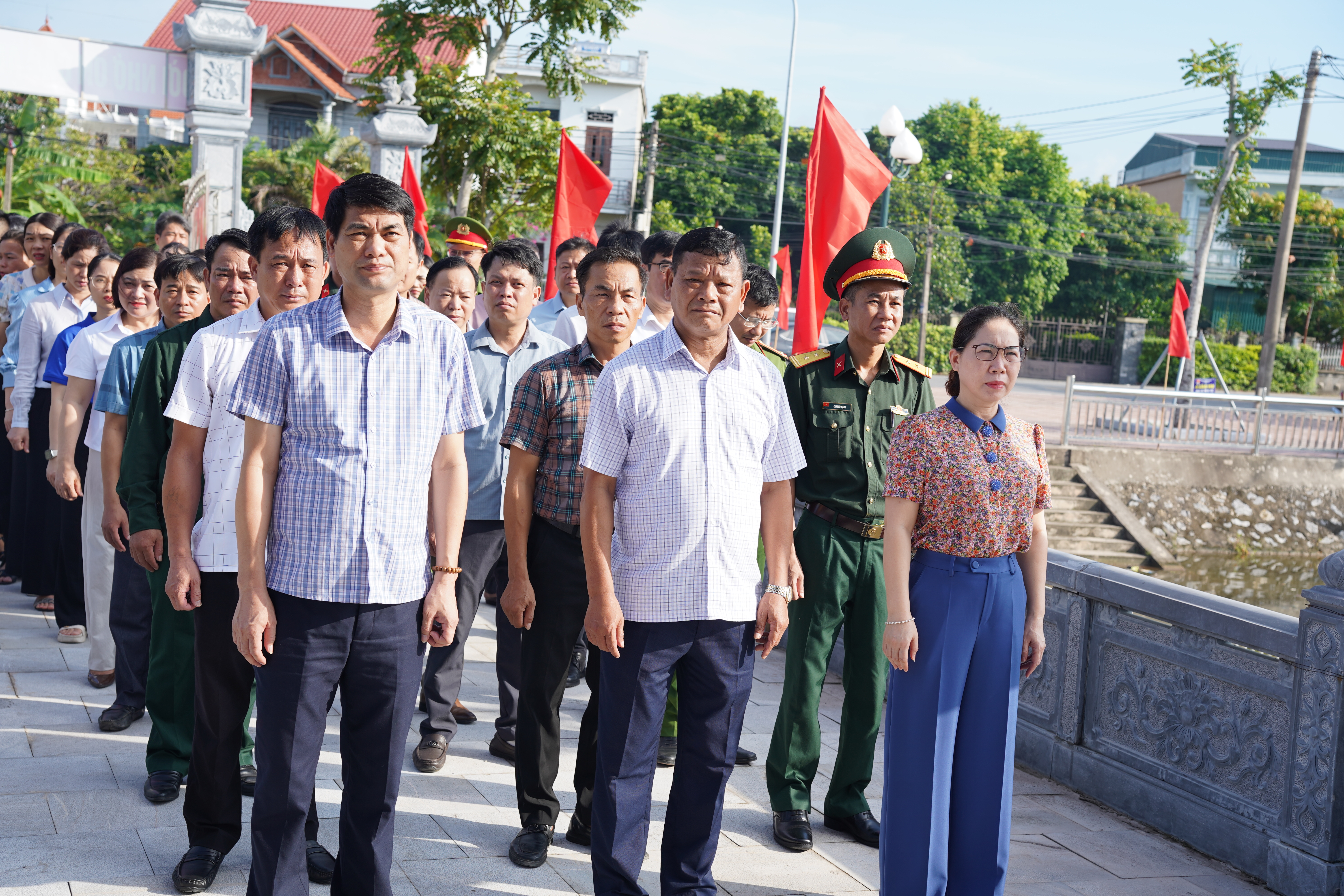 Các đồng chí lãnh đạo xã dâng hương tưởng niệm các Anh hùng liệt sĩ nhân kỷ niệm 79 năm Ngày Thương binh - Liệt sĩ