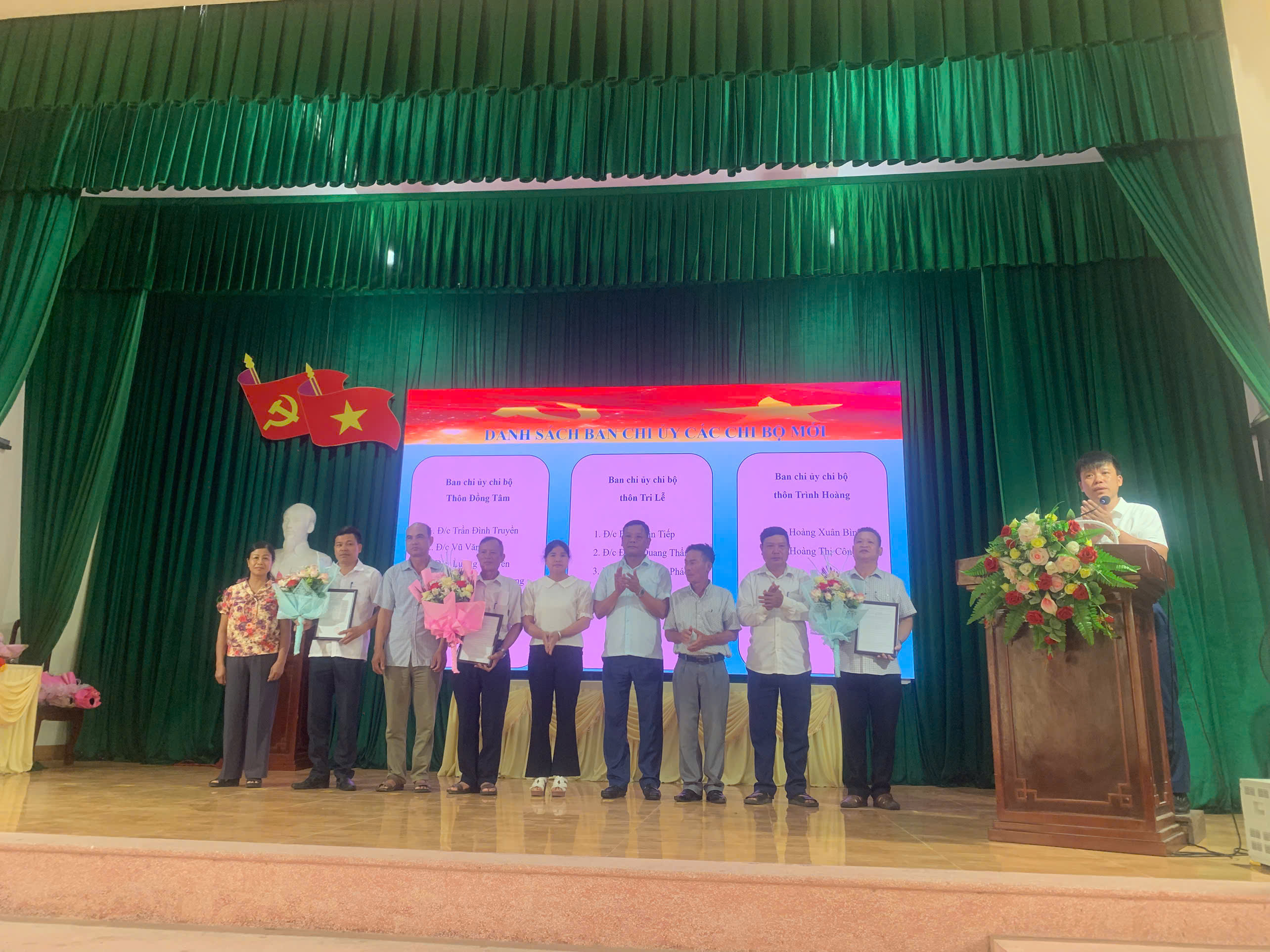 Sơ kết 01 năm thực hiện mô hình chính quyền địa phương 2 cấp; công bố các quyết định kiện toàn tổ chức thôn sau sắp xếp