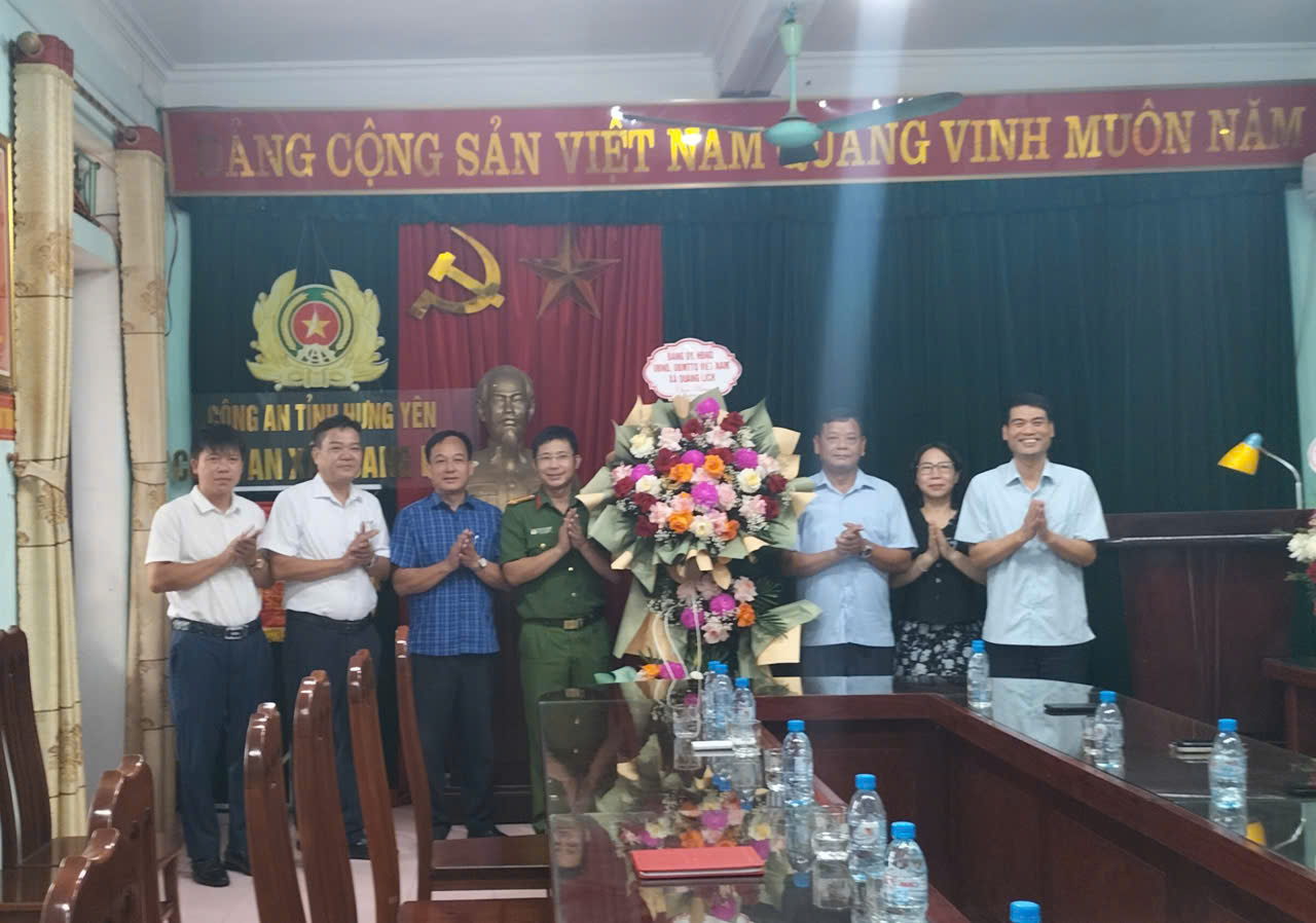 Các đồng chí lãnh đạo xã chúc mừng Công an xã nhân Ngày truyền thống Công an nhân dân Việt Nam