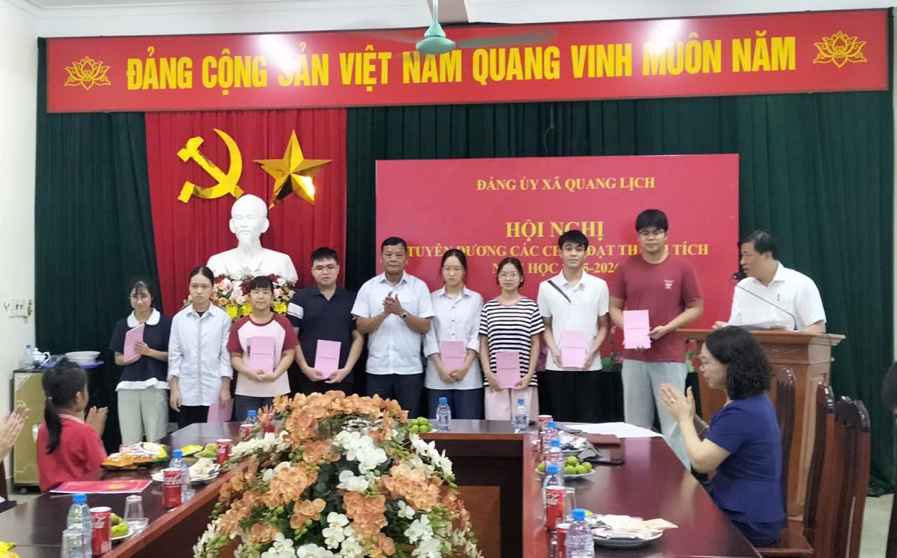 Xã Quang Lịch tuyên dương con cán bộ, công chức đạt thành tích cao trong năm học 2025 - 2026