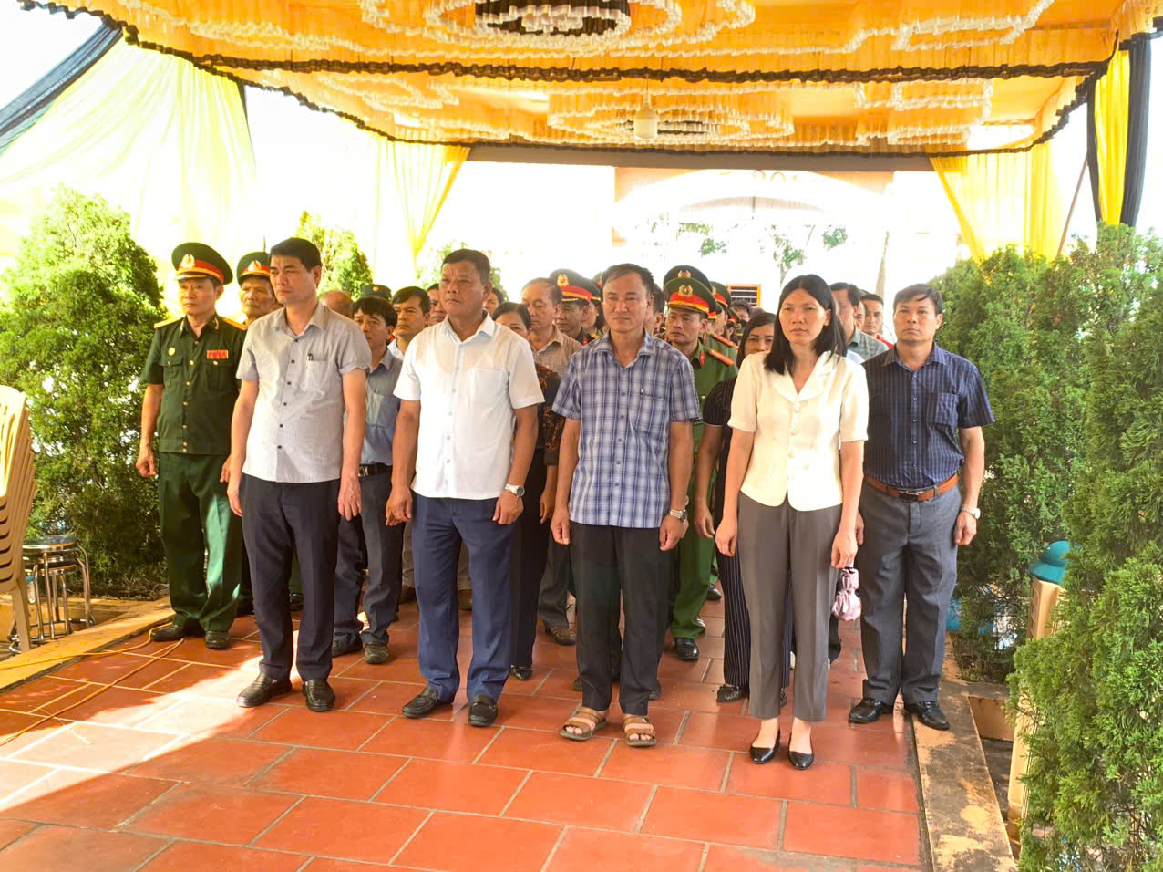 Xã Quang Lịch dâng hương tri ân các Anh hùng Liệt sĩ tại Nghĩa trang Liệt sĩ Hòa Bình trước khi triển khai lấy mẫu hài cốt liệt sĩ để giám định ADN