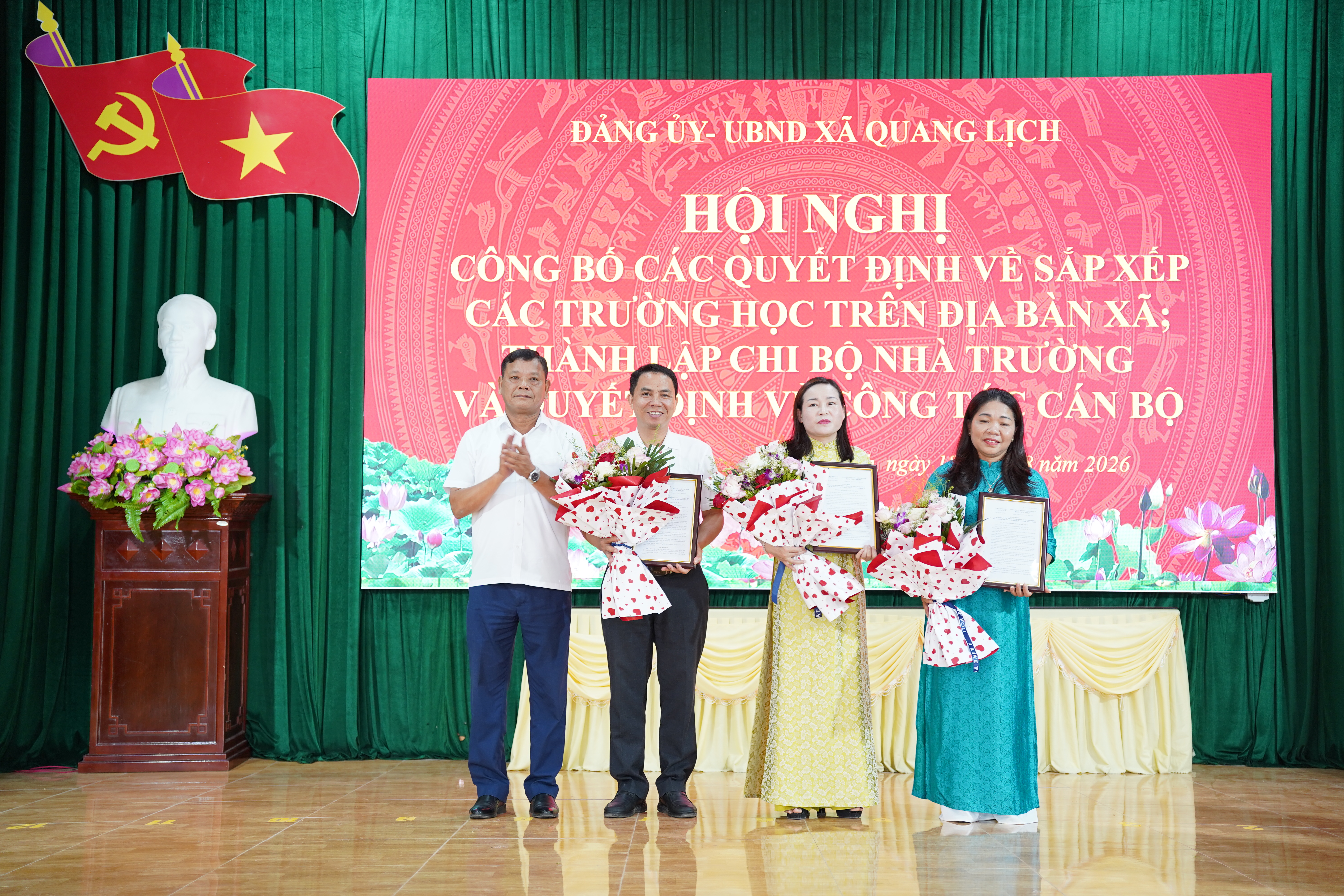 Xã Quang Lịch công bố các quyết định về sắp xếp các trường học trên địa bàn xã; thành lập chi bộ nhà trường và quyết định về công tác cán bộ