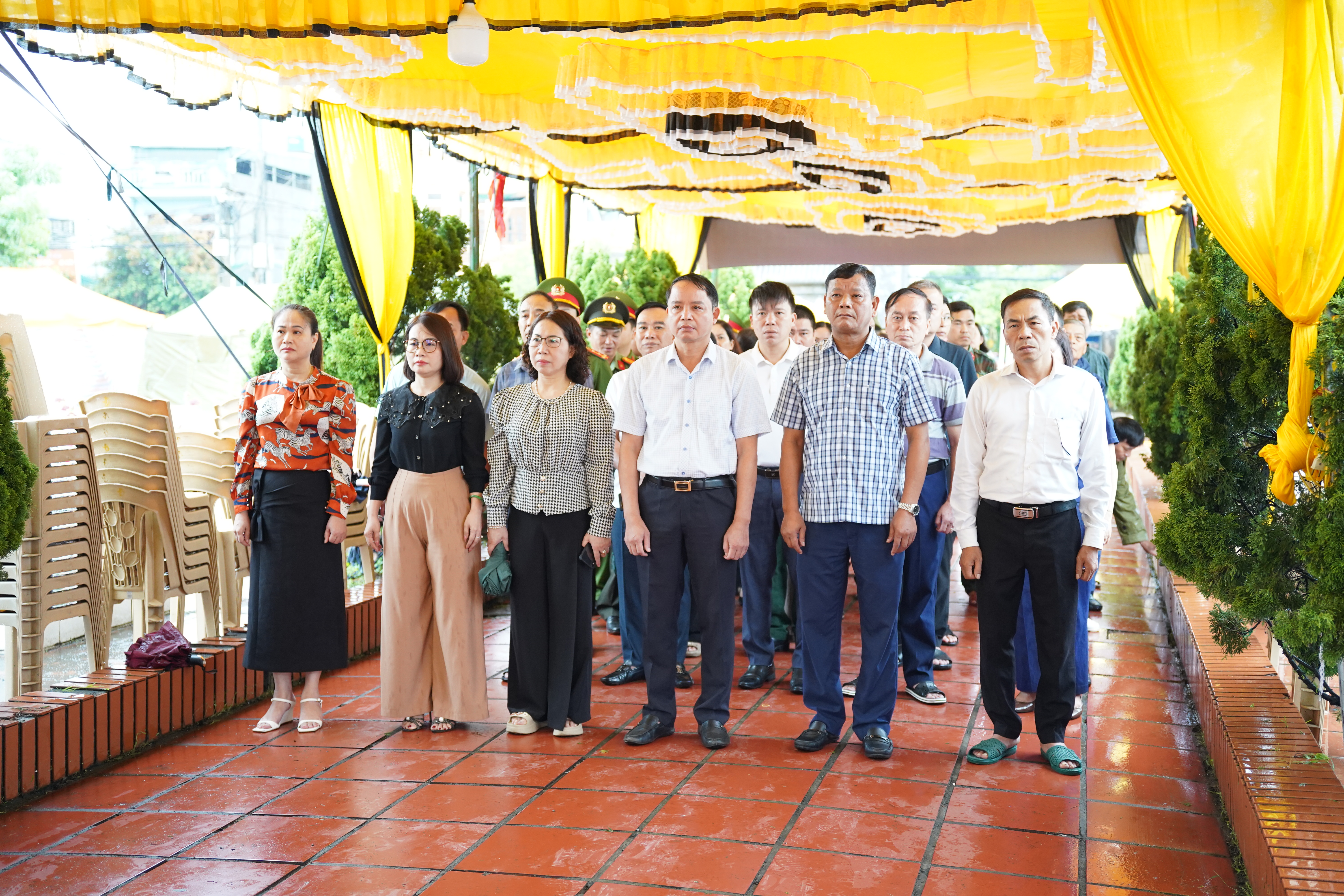 Xã Quang Lịch dâng hương tri ân các Anh hùng Liệt sĩ tại Nghĩa trang Liệt sĩ An - Lễ - Lạc trước khi triển khai lấy mẫu hài cốt liệt sĩ để giám định ADN