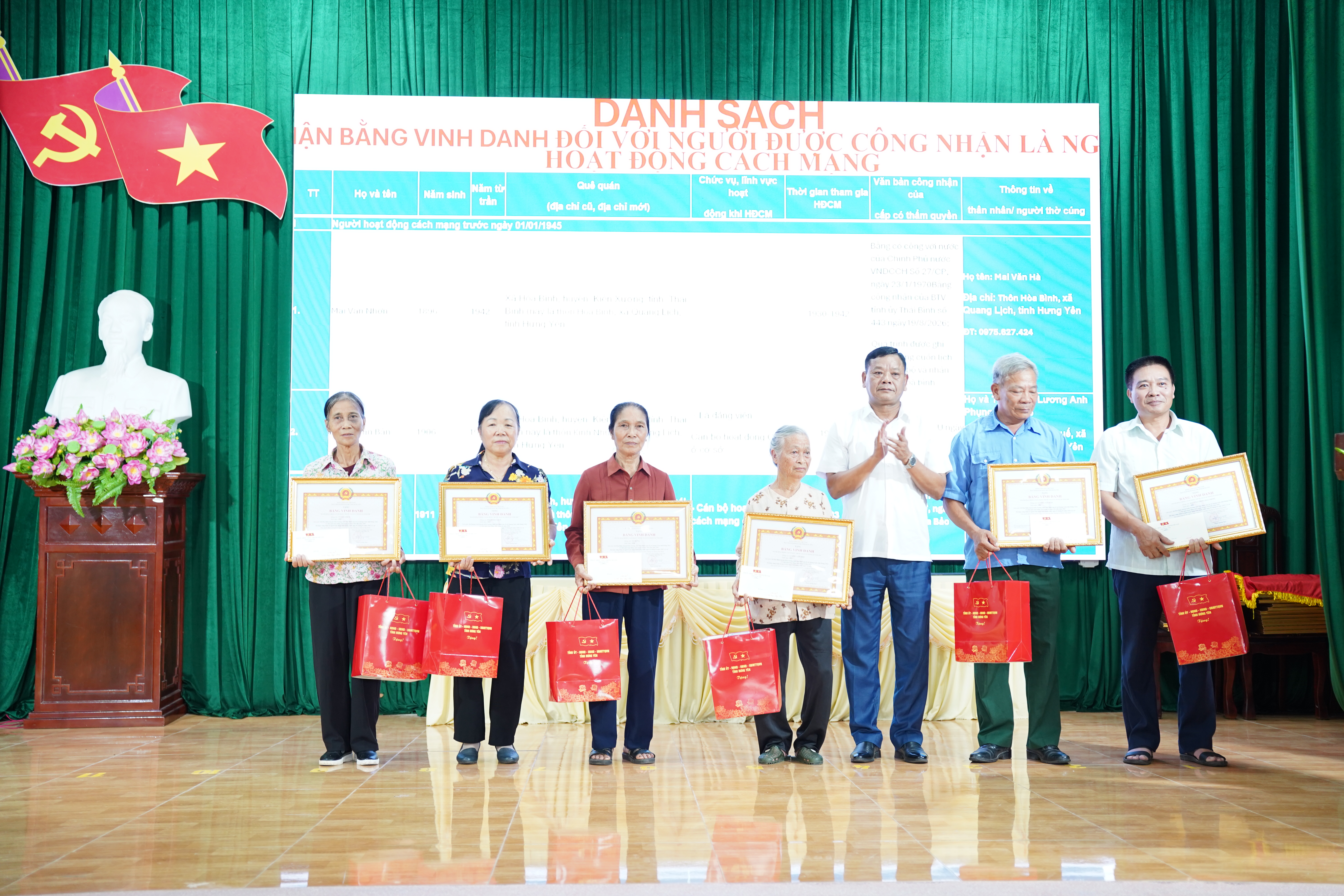 Xã Quang Lịch tổ chức Lễ trao tặng Bằng vinh danh đối với người được công nhận là người hoạt động cách mạng và Huy hiệu Đảng đợt 2/9
