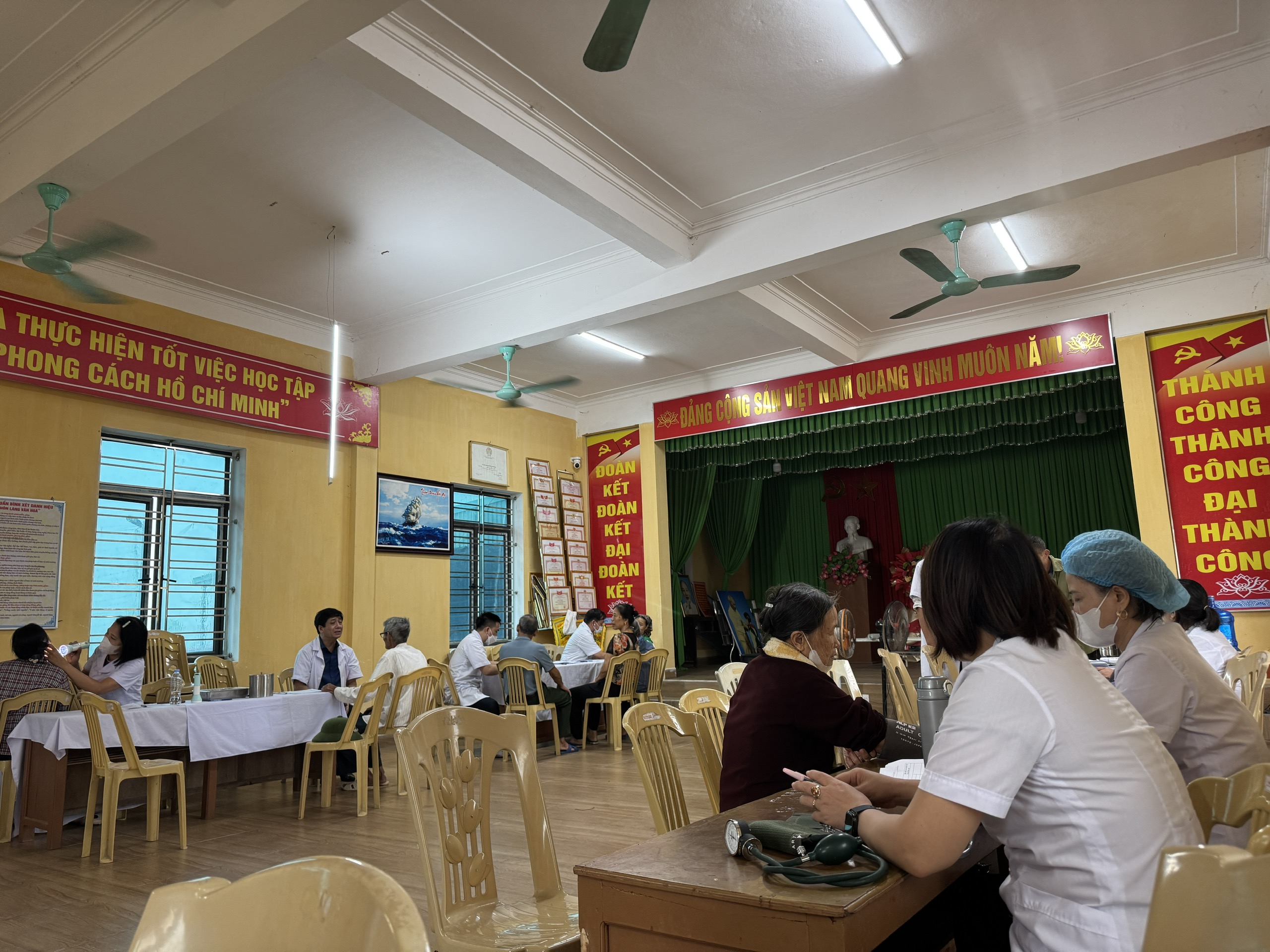 Xã Quang Lịch đẩy nhanh tiến độ khám sức khỏe định kỳ miễn phí cho người dân