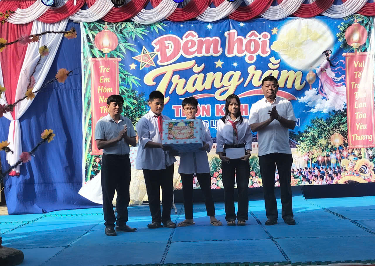 Các đồng chí lãnh đạo xã thăm, tặng quà thiếu niên, nhi đồng trên địa bàn xã nhân dịp Tết Trung thu năm 2026