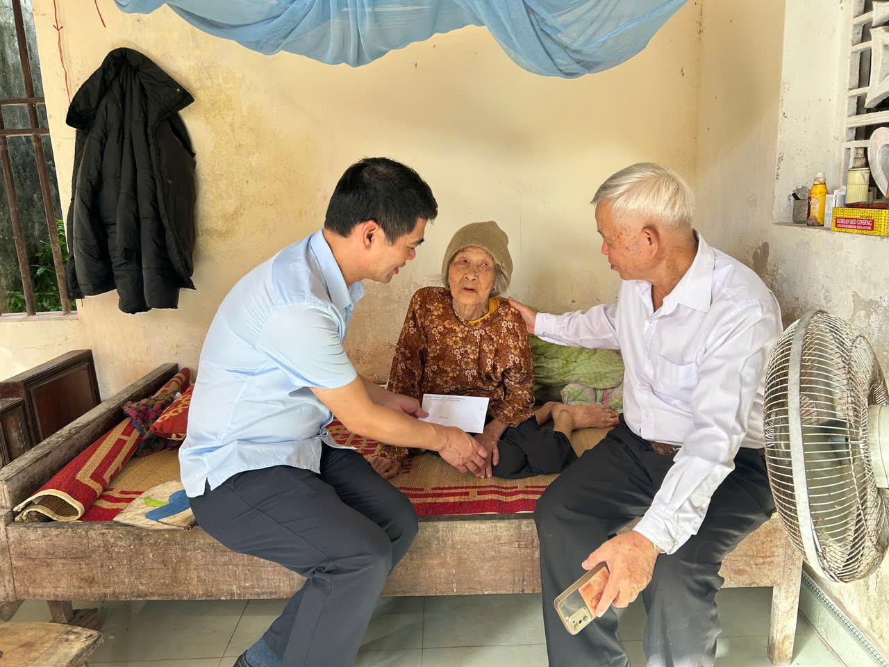 Các đồng chí lãnh đạo xã thăm, tặng quà người cao tuổi nhân dịp kỷ niệm 35 năm Ngày Quốc tế Người cao tuổi