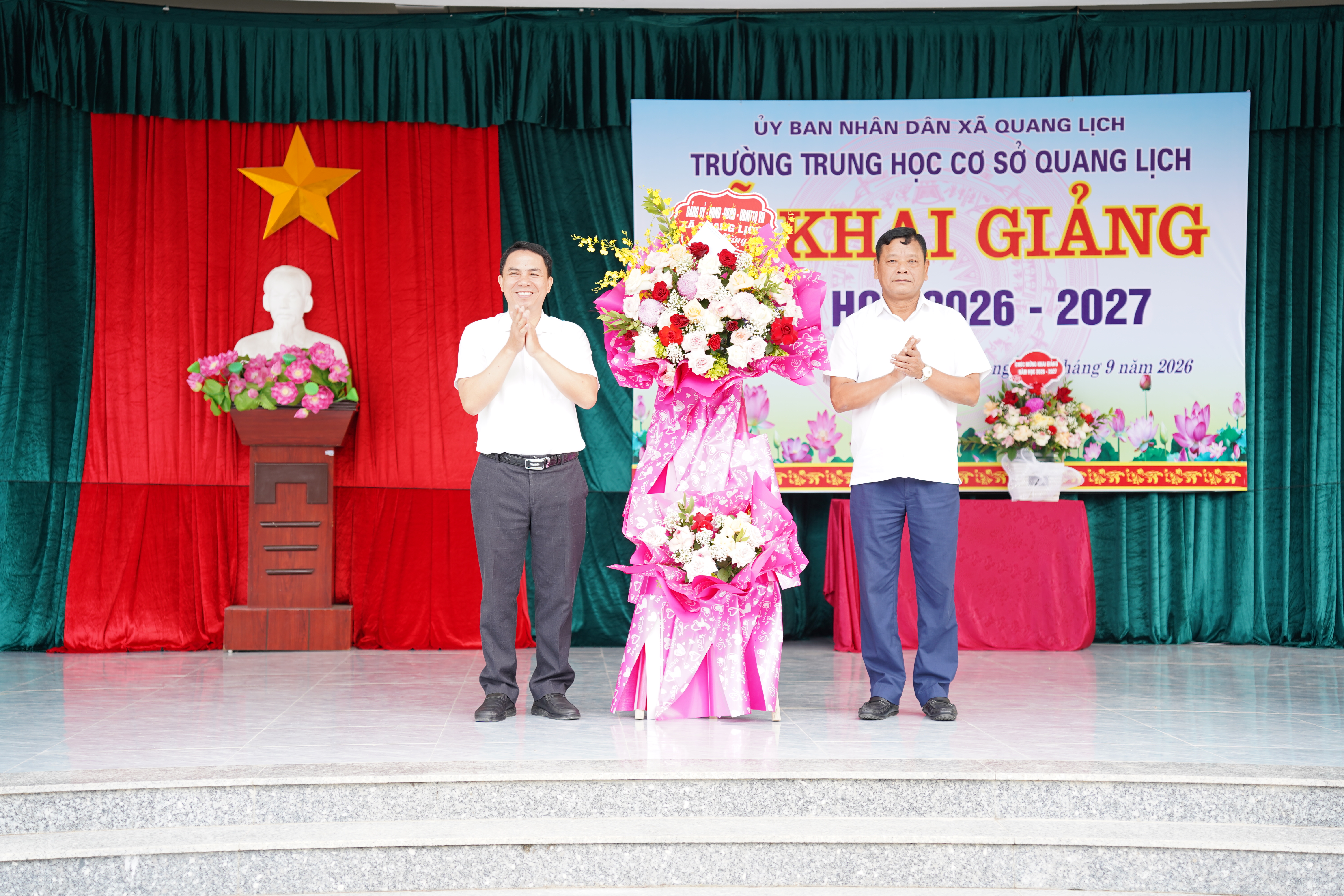 Các đồng chí lãnh đạo xã dự lễ khai giảng năm học 2026 - 2027 tại các trường trên địa bàn xã