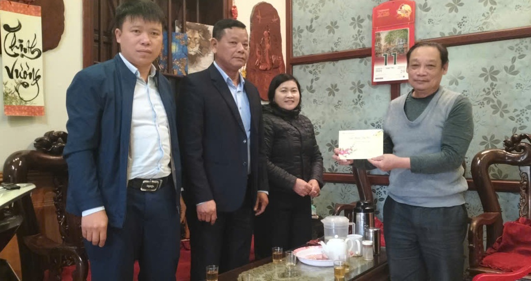Các đồng chí lãnh đạo xã thăm, tặng quà các đồng chí đảng viên có Huy hiệu Đảng từ 30 năm tuổi Đảng trở lên nhân dịp tết Nguyên đán Bính Ngọ năm 2026