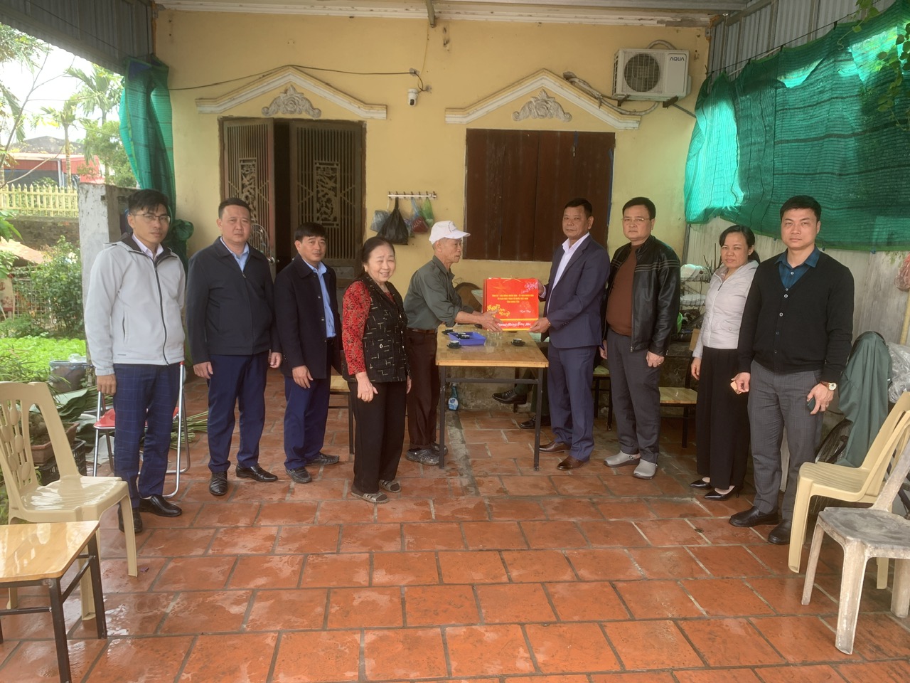 Các đồng chí lãnh đạo xã thăm, tặng quà người có công và thân nhân Liệt sĩ; chúc thọ người cao tuổi 100 tuổi và trên 100 tuổi nhân dịp Tết Nguyên đán Bính Ngọ năm 2026