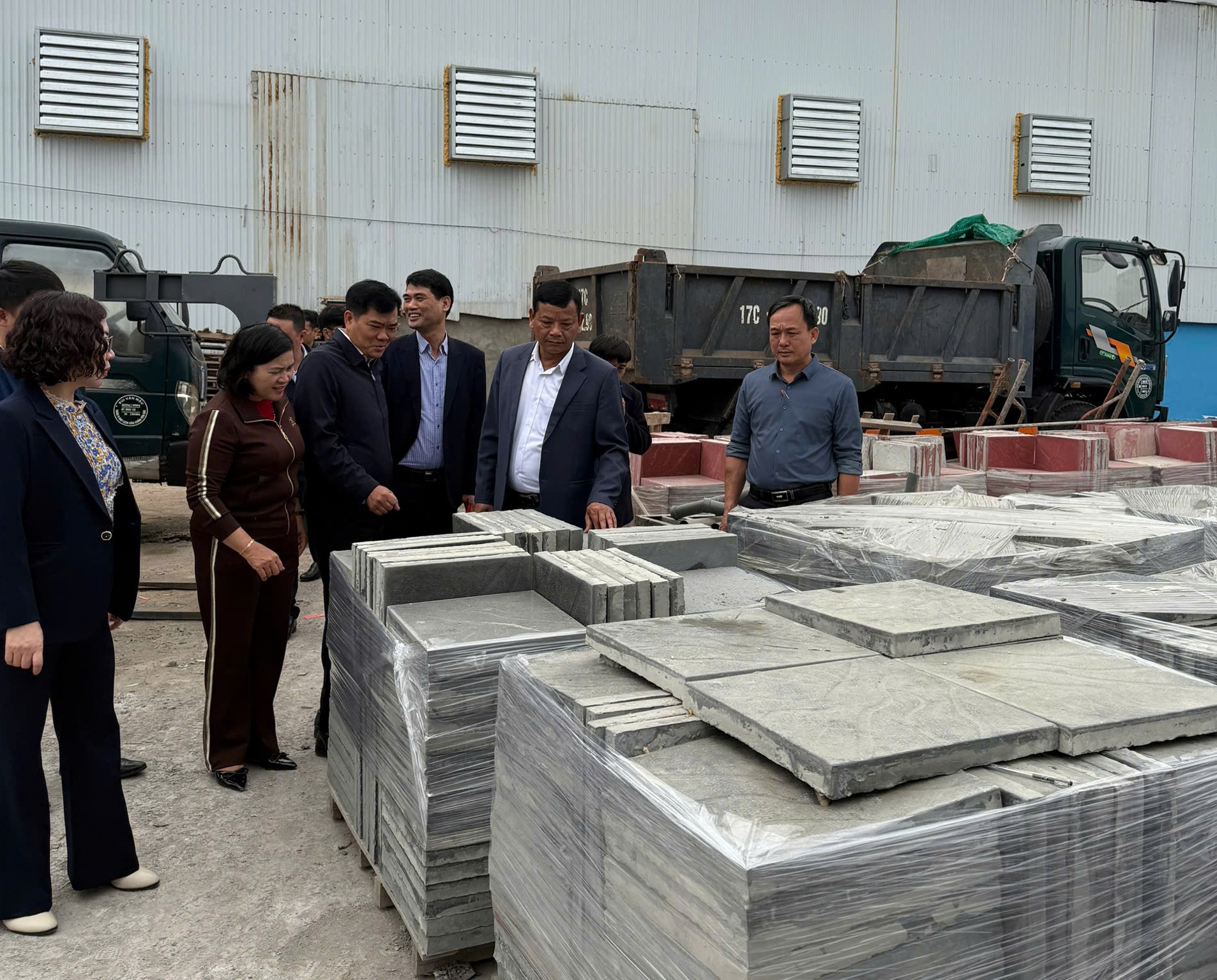 Các đồng chí lãnh đạo xã thăm, chúc Tết doanh nghiệp đầu Xuân Bính Ngọ 2026