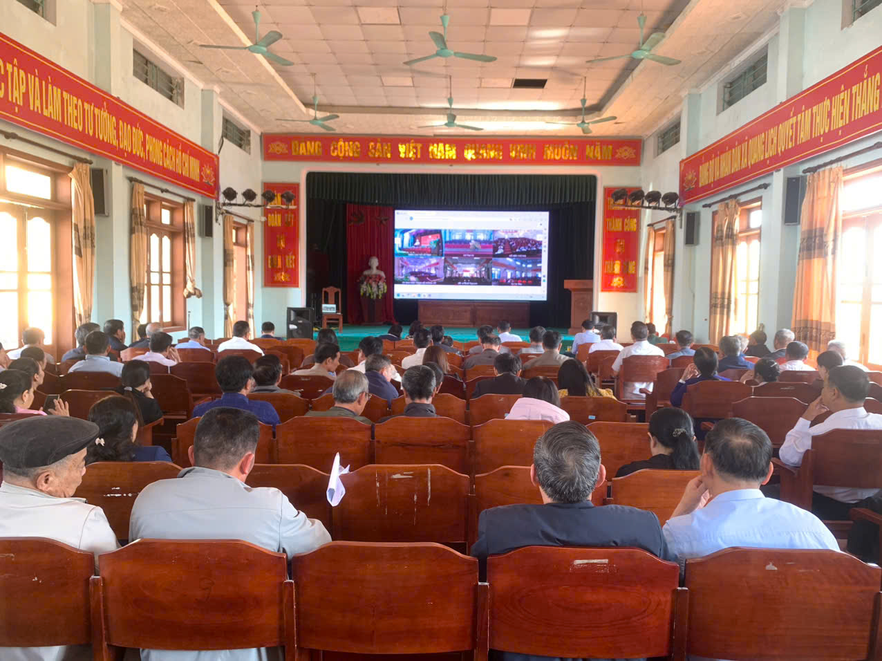 Hội nghị tiếp xúc giữa cử tri với những người ứng cử đại biểu HĐND tỉnh khóa XVIII tại đơn vị bầu cử số 16