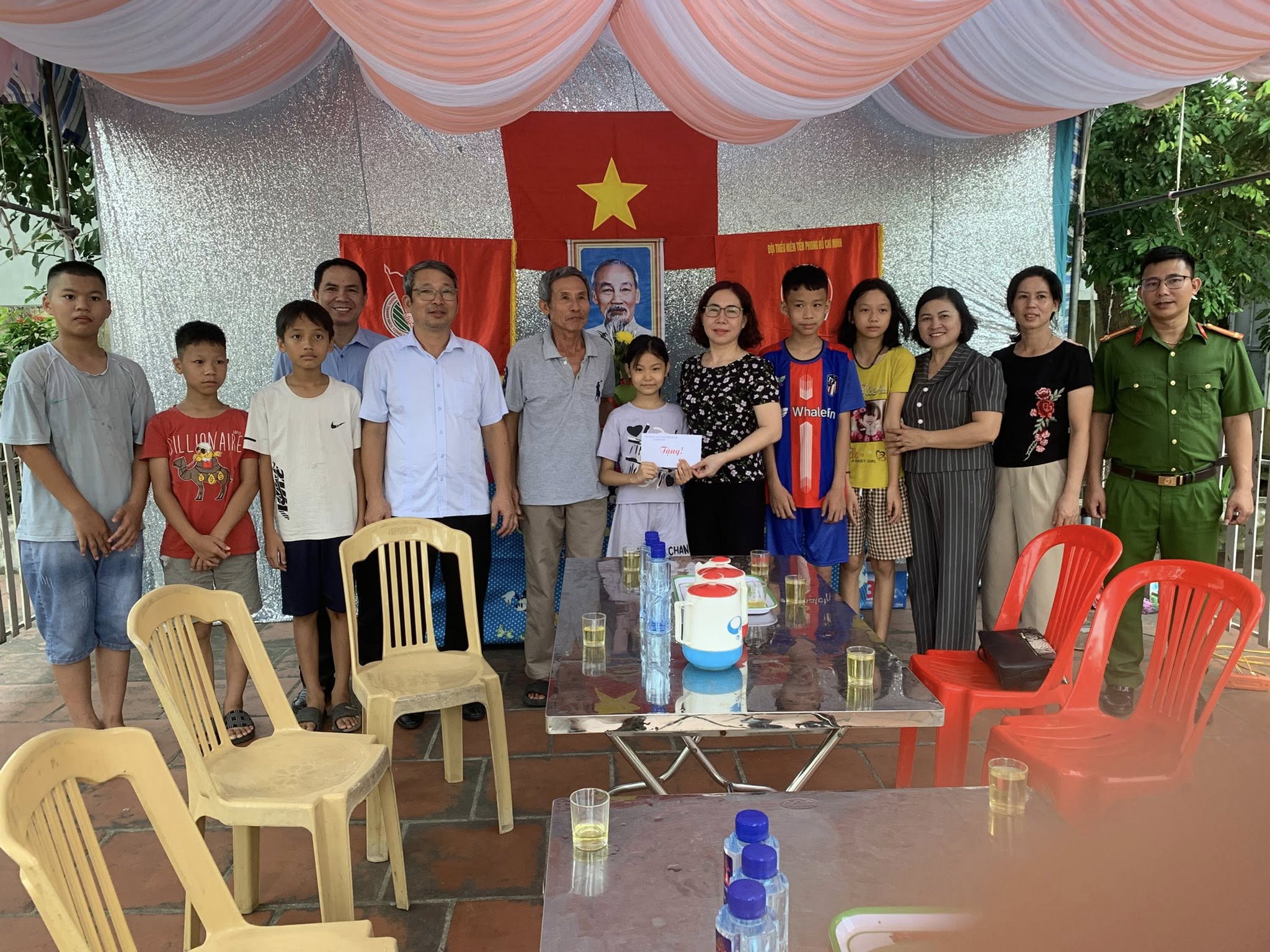 Các đồng chí lãnh đạo xã thăm, tặng quà thiếu niên, nhi đồng tại các thôn trên địa bàn xã nhân dịp Tết Trung thu